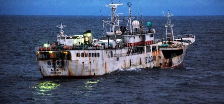El flagelo de la pesca ilegal en el mar argentino