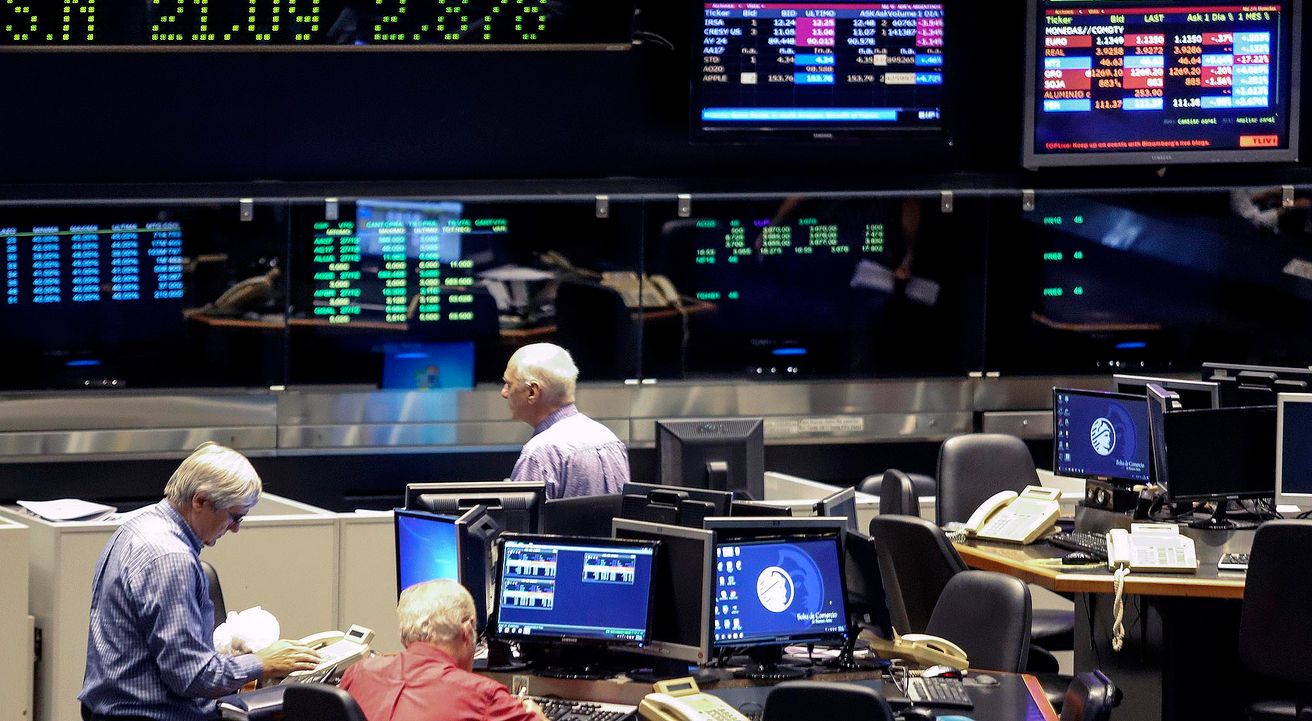 Las acciones líderes de la Bolsa de Comercio caen más de 13%