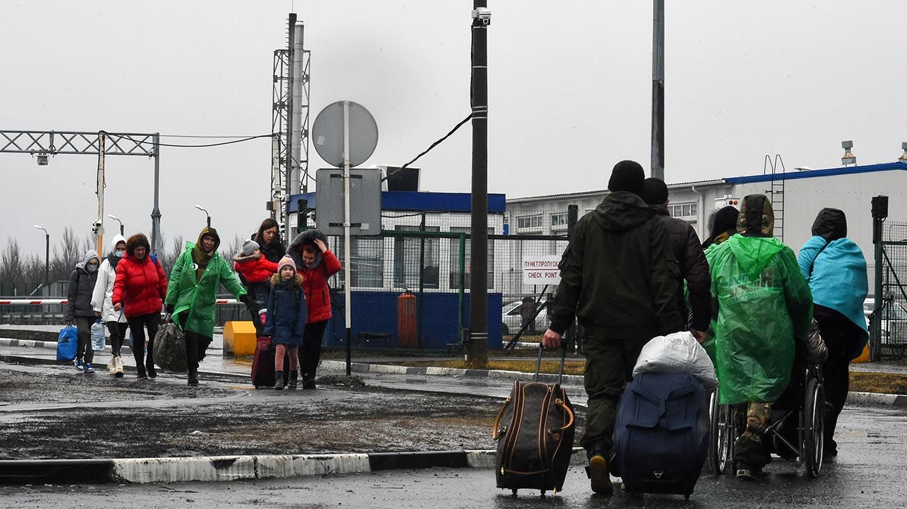 Más de 100 mil ucranianos huyeron del país: los que no pudieron, se esconden en refugios subterráneos