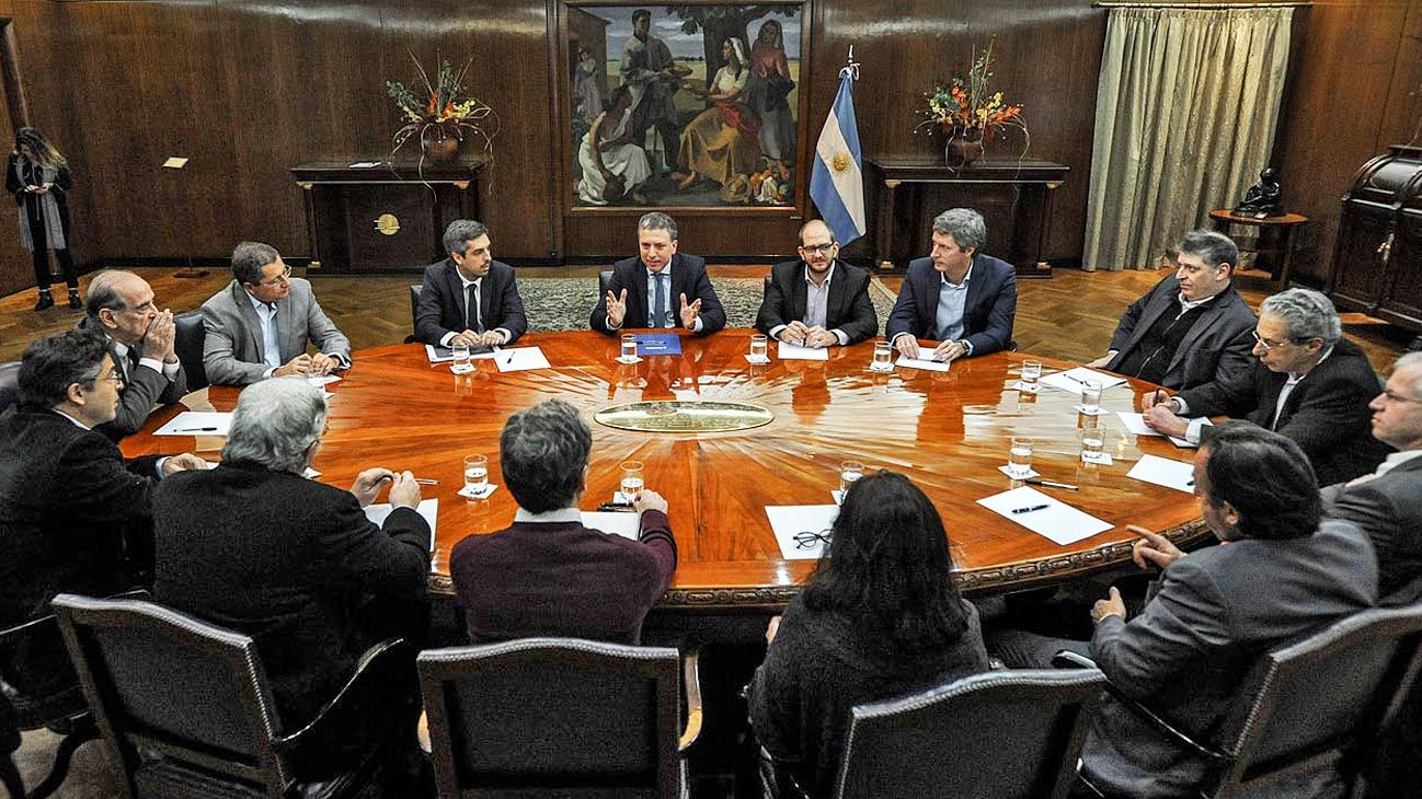 La mejora del superávit primario no compensa la carga de intereses