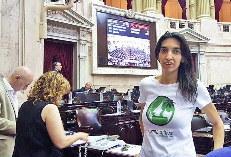 Una madre que cultiva marihuana para su hijo