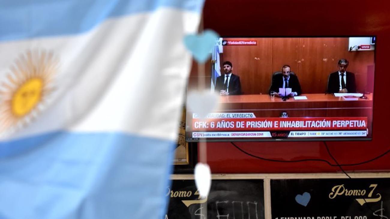 Condenaron a Cristina Kirchner a 6 años de prisión e inhabilitación perpetua por corrupción