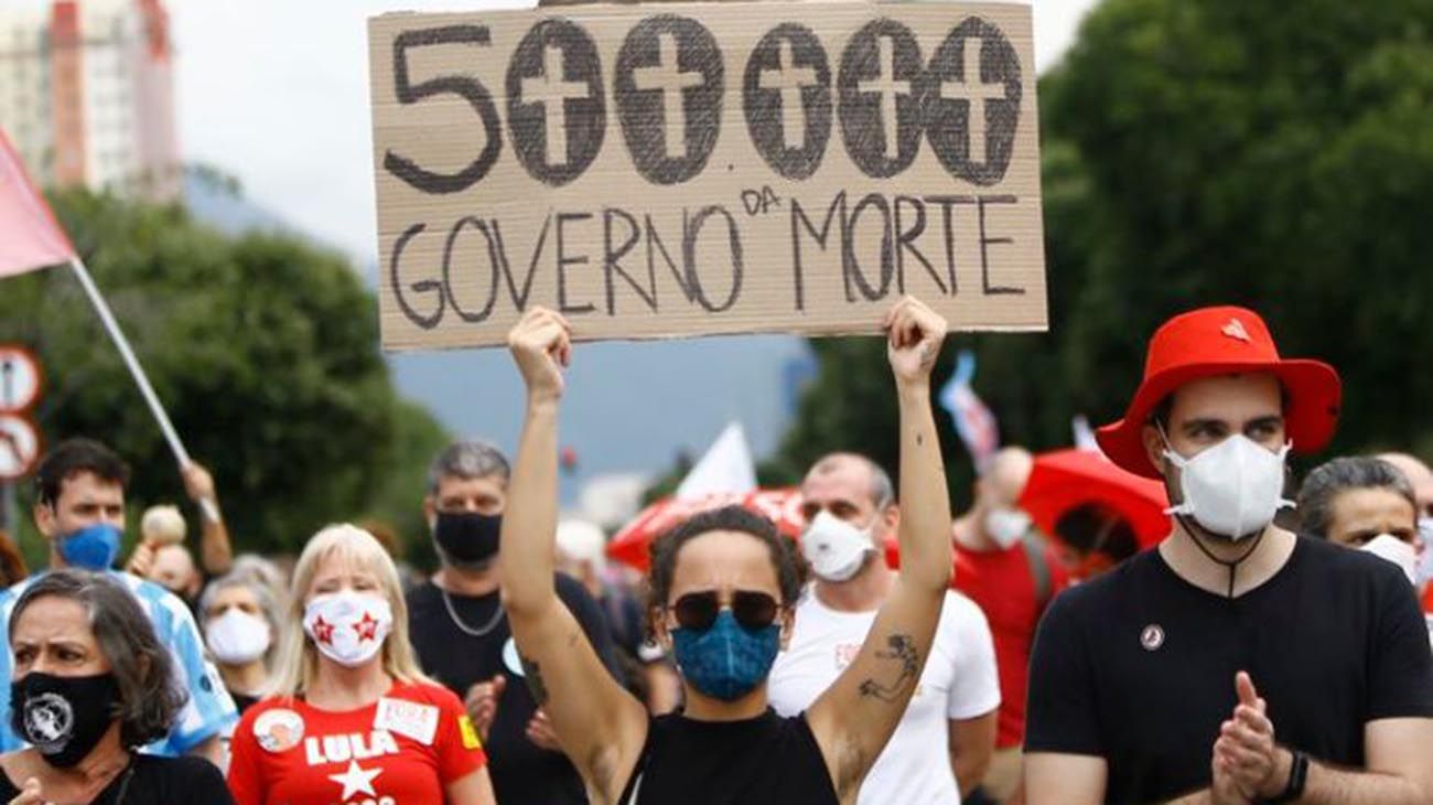 Brasil llegó a los 500 mil muertos y hubo protestas contra Bolsonaro: "Fuera genocida"
