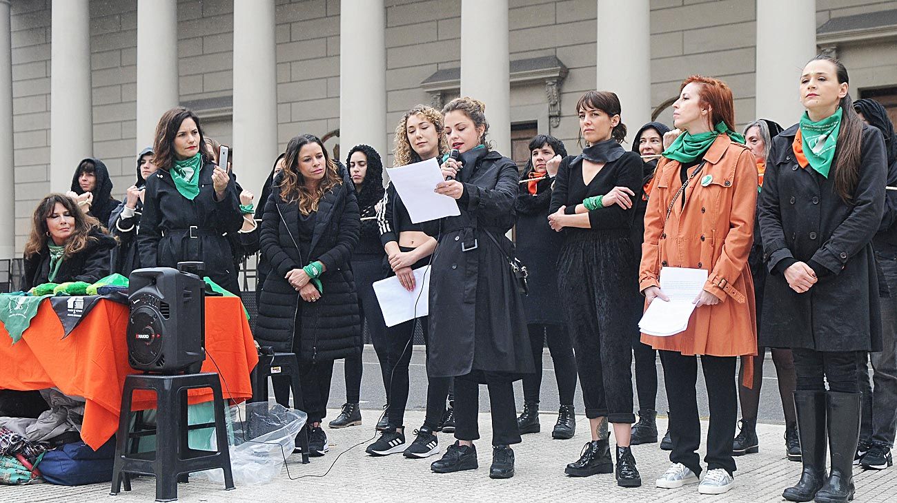 Dolores Fonzi y otras actrices se manifestaron por la apostasía