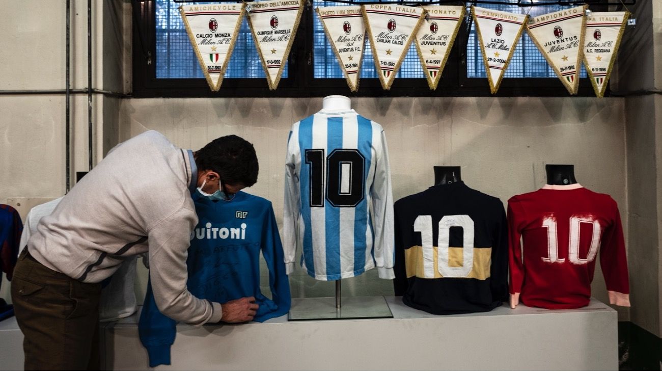 Maradona post mortem: salen a remate camisetas que Diego usó en Boca, Barça y el Napoli