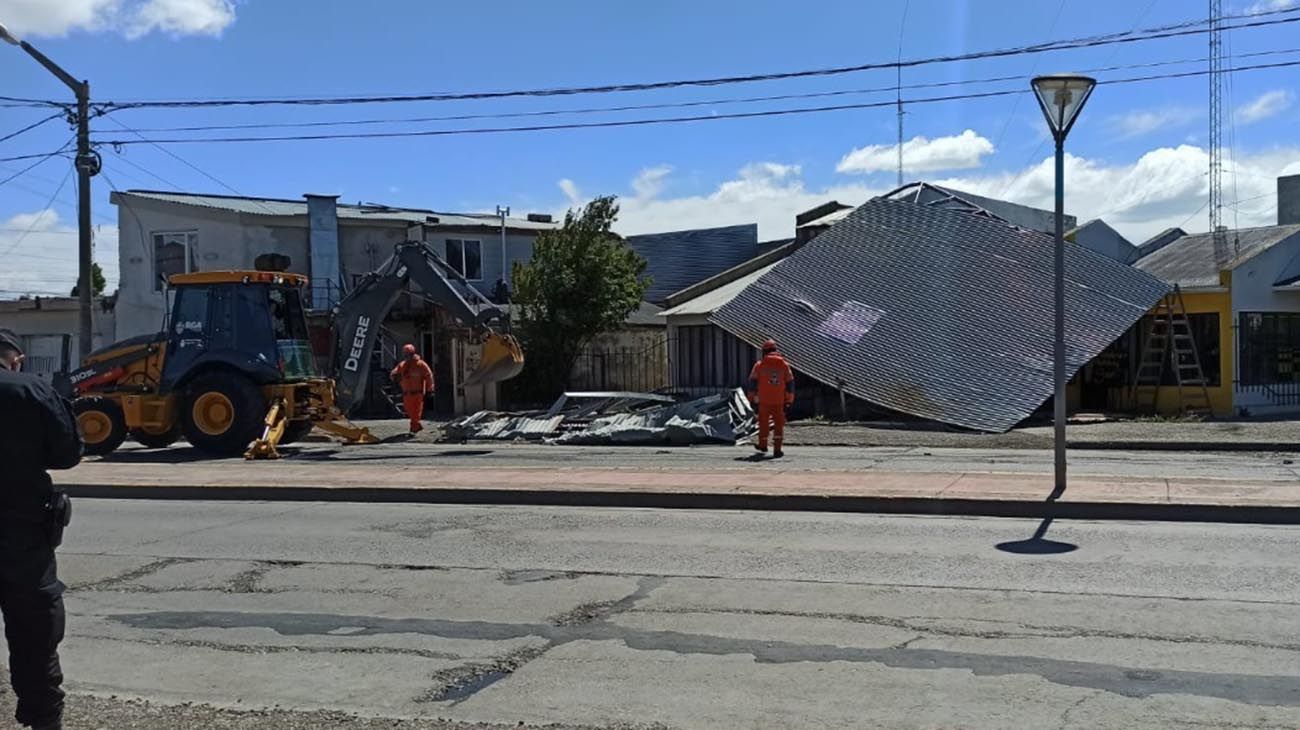 Ráfagas de más de 100 km/h en el Sur causaron destrozos y el cierre de la frontera con Chile