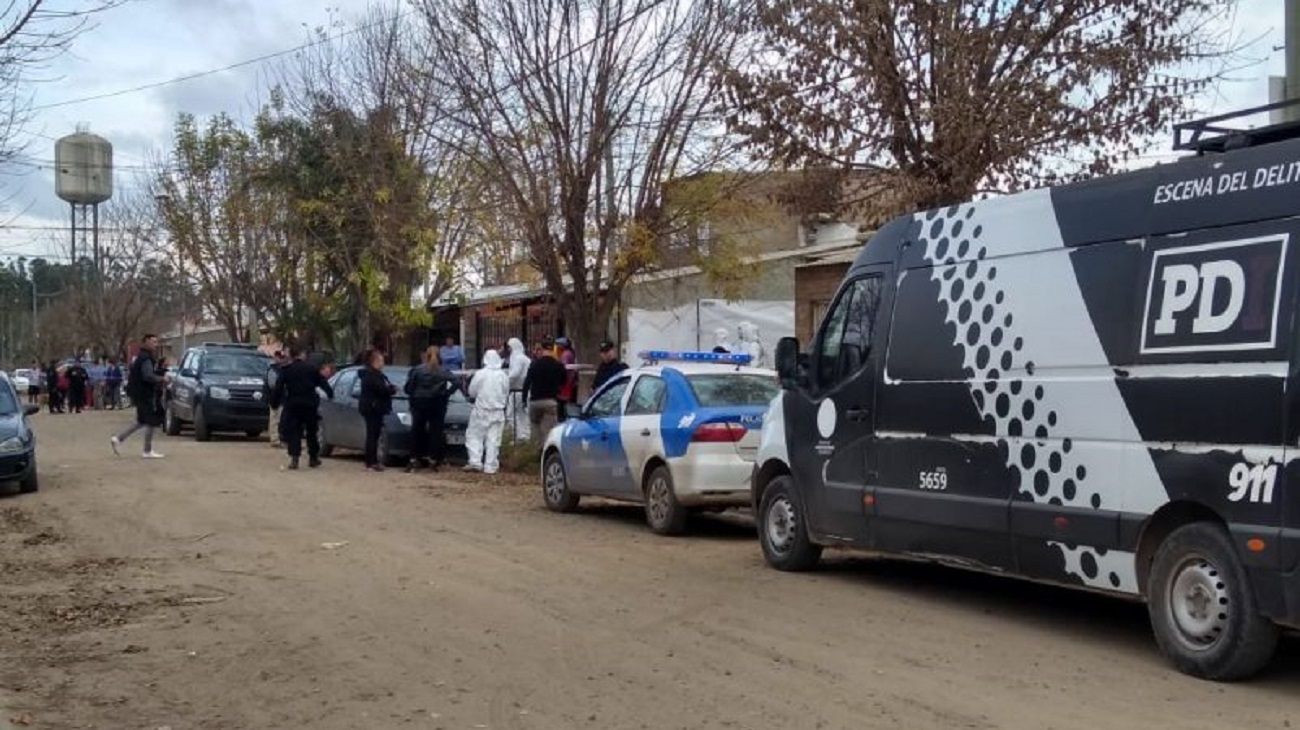 Apuñalaron a una mujer y su hija en Santa Fe: buscan a su expareja