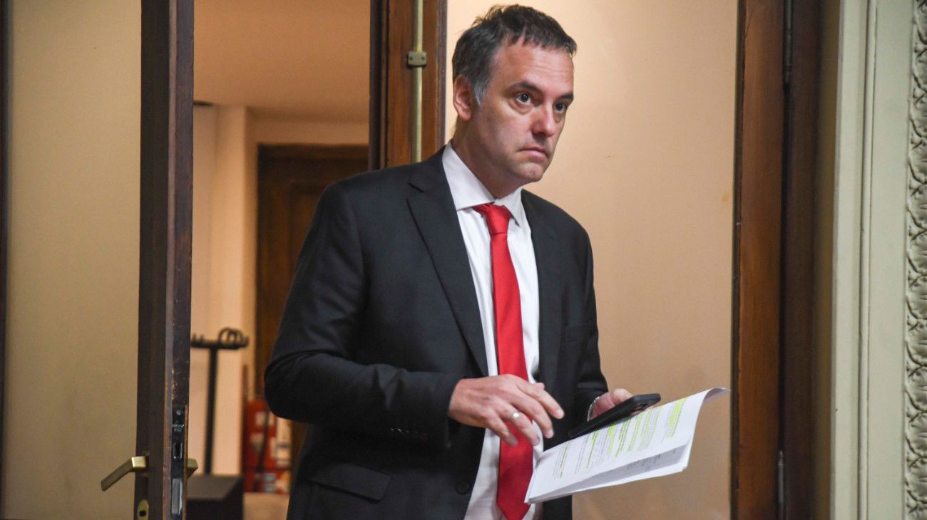 Manuel Adorni le respondió a "Pepe" Albistur y lo calificó de "golpista de reposera"