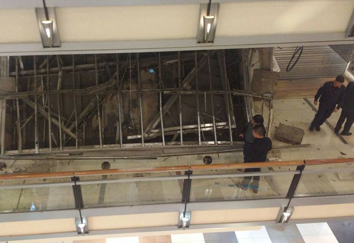 Se cayó un techo del Shopping Abasto