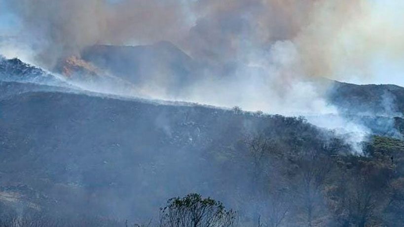 Incendio en La Calera: dos focos activos y sospechas de origen intencional