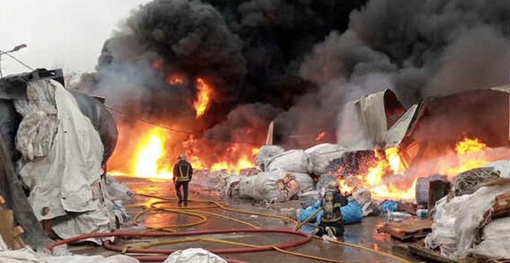 Enorme incendio en el depósito de una cooperativa de cartoneros en Lomas de Zamora