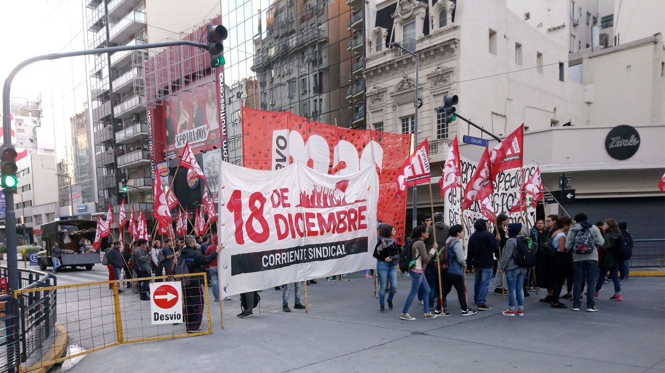 Corte en Corrientes y Callao por trabajadores despedidos