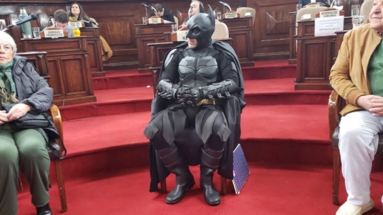 En medio del apagón en La Plata, nombran Ciudadano Ilustre al Batman Solidario