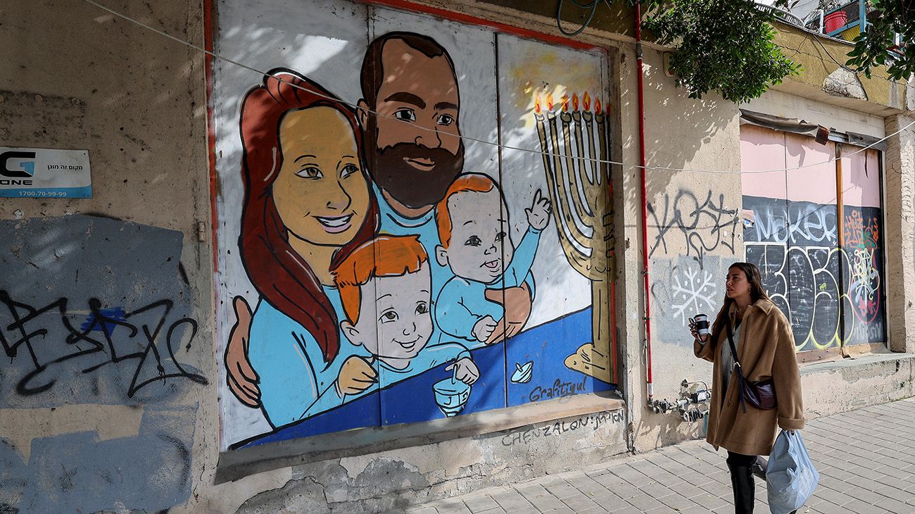 "Hoy es como una continuación del 7 de octubre": Israel se congrega para recibir los cuerpos de la familia Bibas