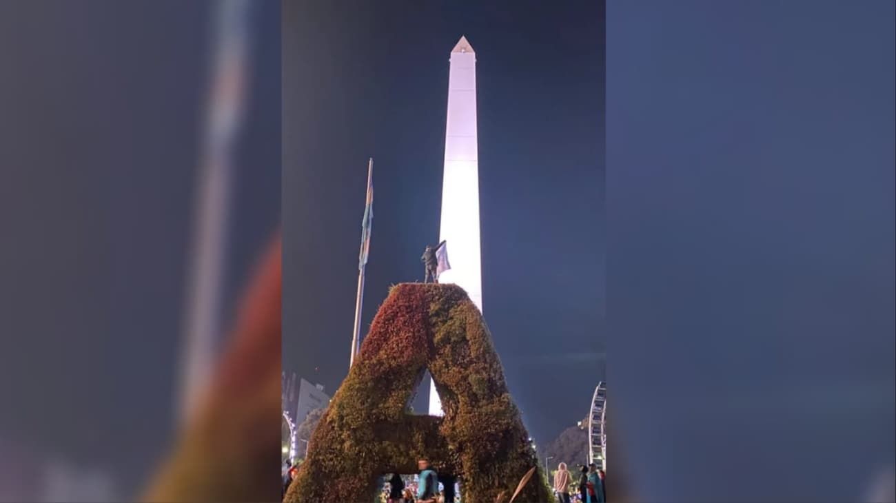 Murió un hincha de la Selección Argentina: se cayó de un cartel en la zona del Obelisco