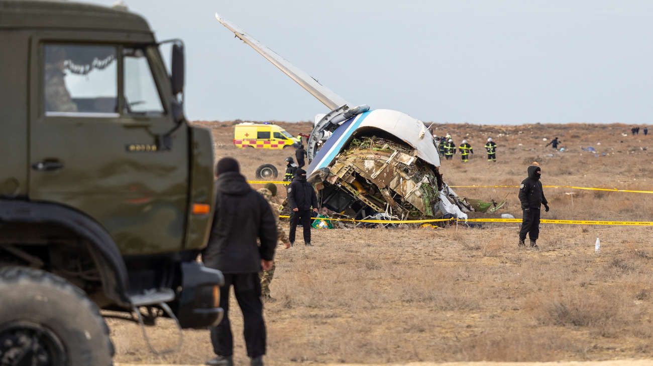 Azerbaijan Airlines dice que su avión cayó por “interferencia” externa en Kazajistán
