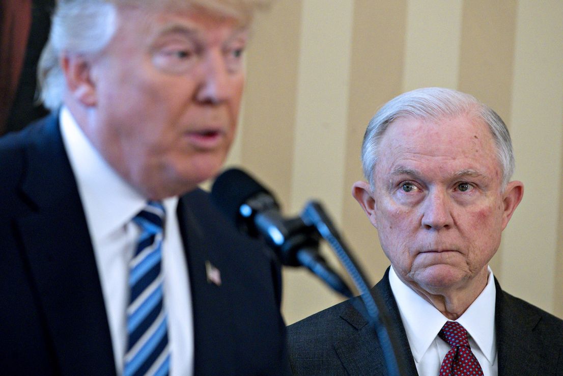 Fiscal general de EE.UU. presenta renuncia a petición de Trump