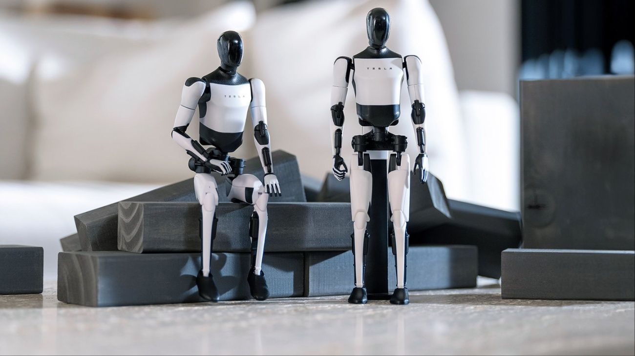 Tesla inició la preventa de las primeras cinco mil unidades de su robot humanoide para tareas hogareñas