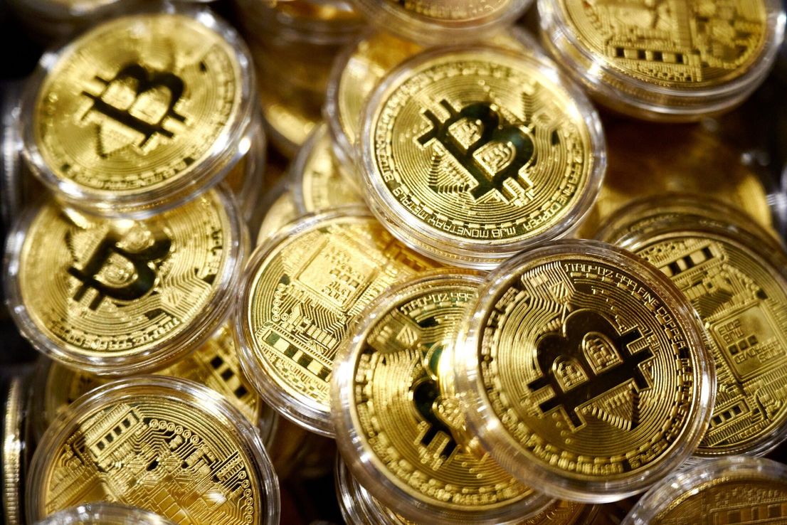 El "comercio de devaluación" impulsa el oro y al Bitcoin mientras las monedas se desploman