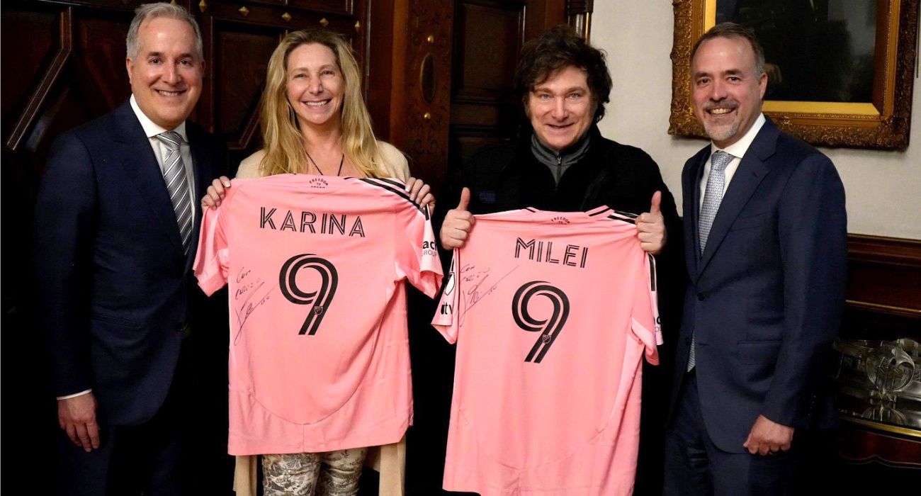 Los dueños del Inter Miami visitaron a Javier Milei y le regalaron una camiseta firmada por Messi