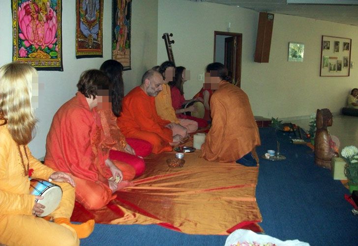 El gurú del yoga tenía "siervas" a las que "ataba psicológicamente"