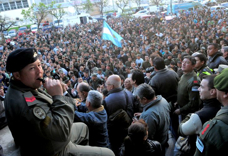 Los gendarmes inician un acampe frente al edificio Centinela