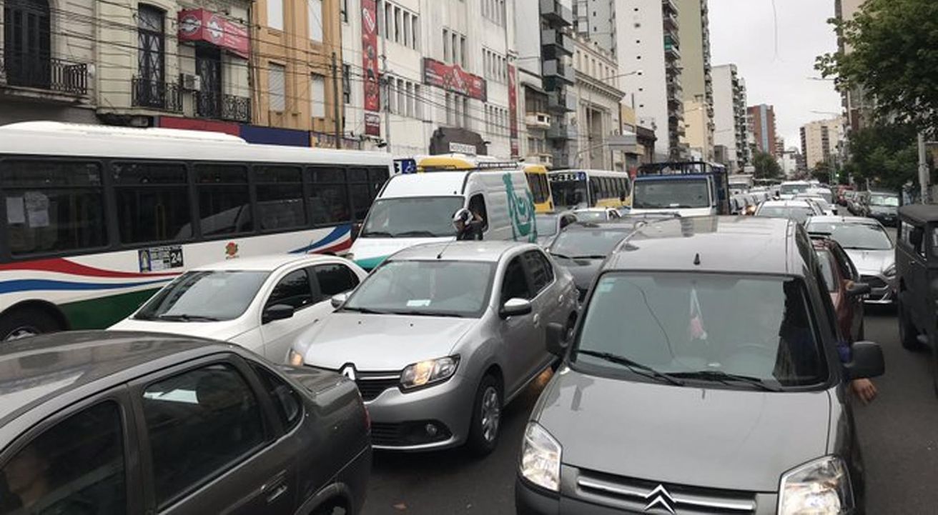 Miles de personas intentan regresar a la Ciudad de Buenos Aires tras el feriado