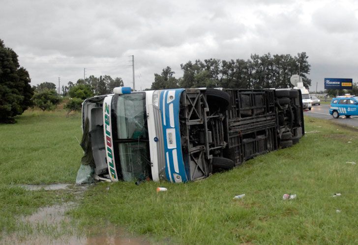 Mujer muere por vuelco de un micro en Ruta 2
