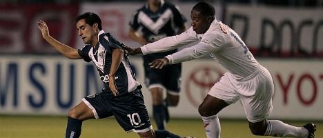 Vélez ganó con altura: 2-0 en Quito