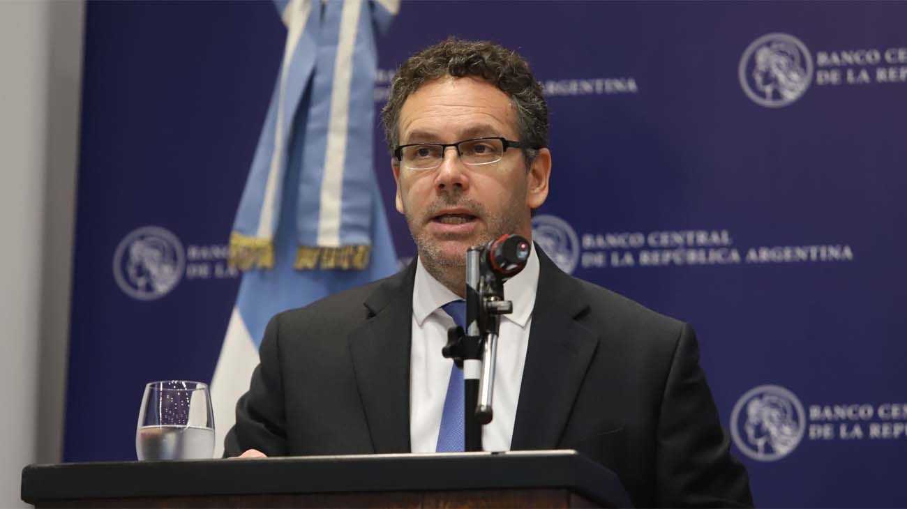 Más cepo: el Central restringe a US$ 50 los adelantos con tarjeta en el exterior