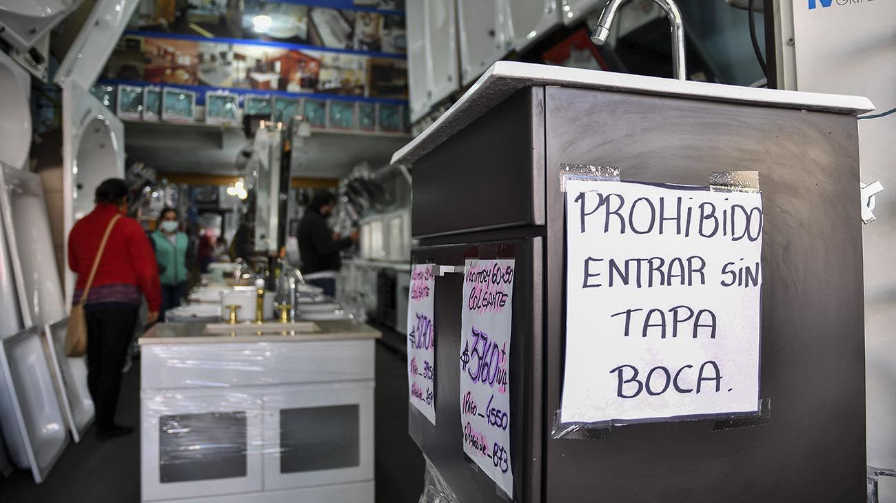 Pese a la "relativa normalidad", advierten que los comercios venden el 50%