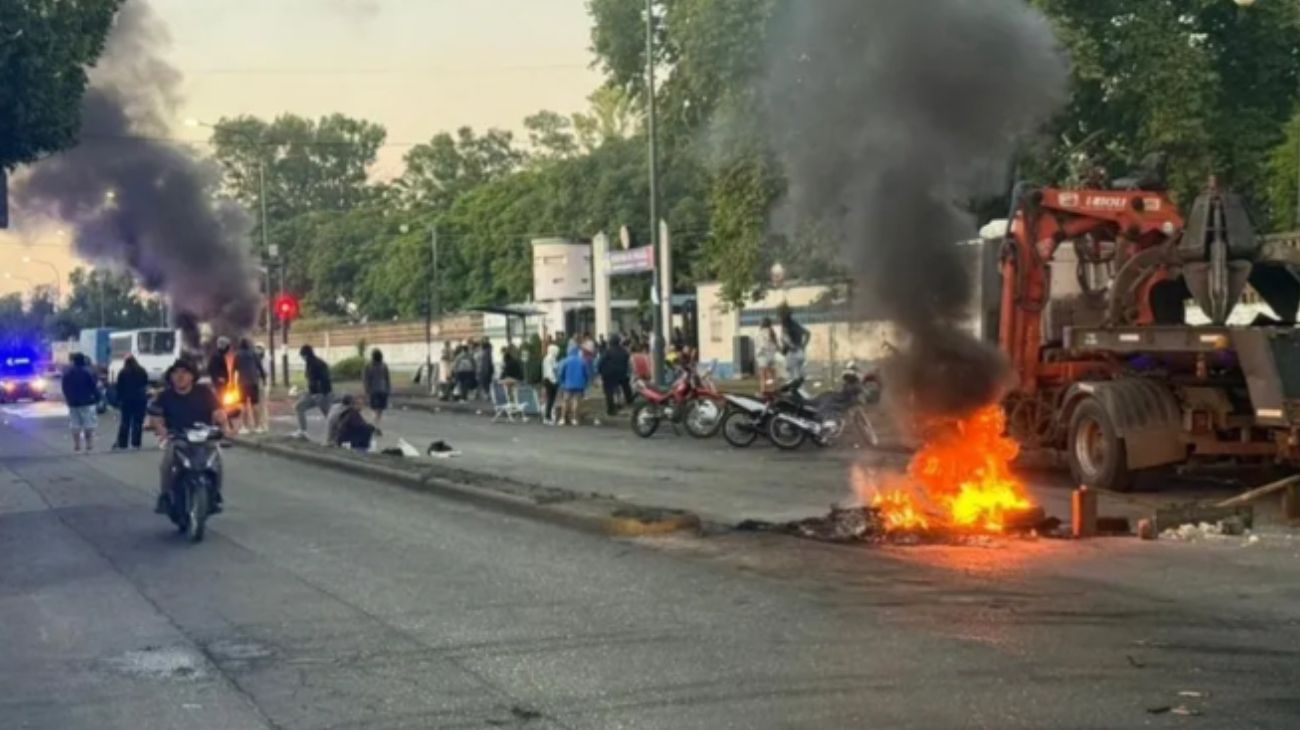 Suma tensión la protesta policial en Santa Fe con un "sirenazo" y corte de tránsito