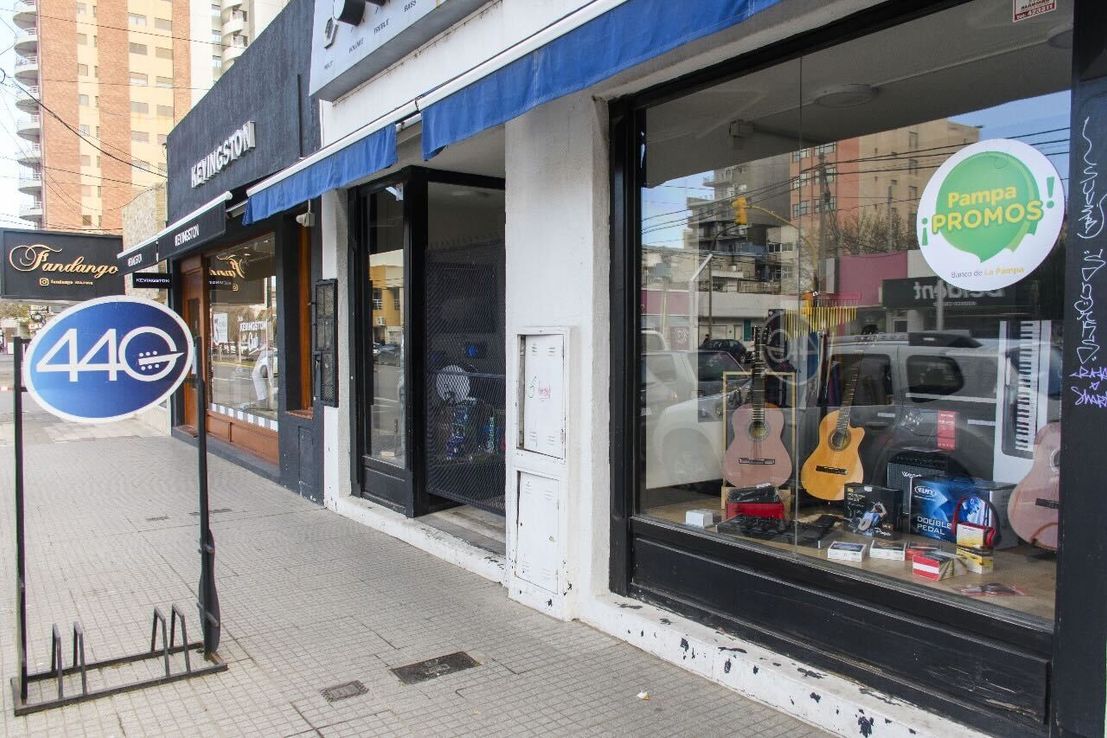Crecen los cierres de comercios en CABA y La Plata, pero La Pampa resiste con ayuda estatal