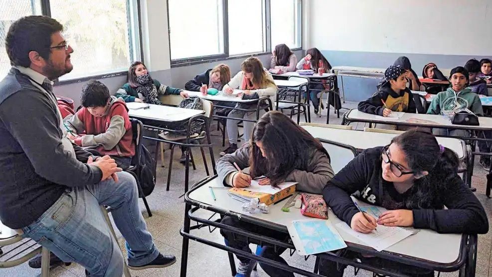 Comienza el ciclo lectivo 2025 con medidas para evitar excesos en el "Último Primer Día"
