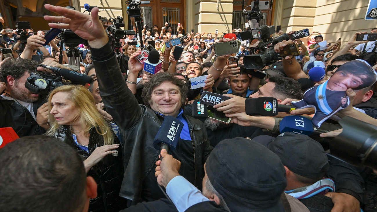 Javier Milei votó rodeado de una multitud: "Estamos en condiciones de hacer el mejor gobierno de la historia"