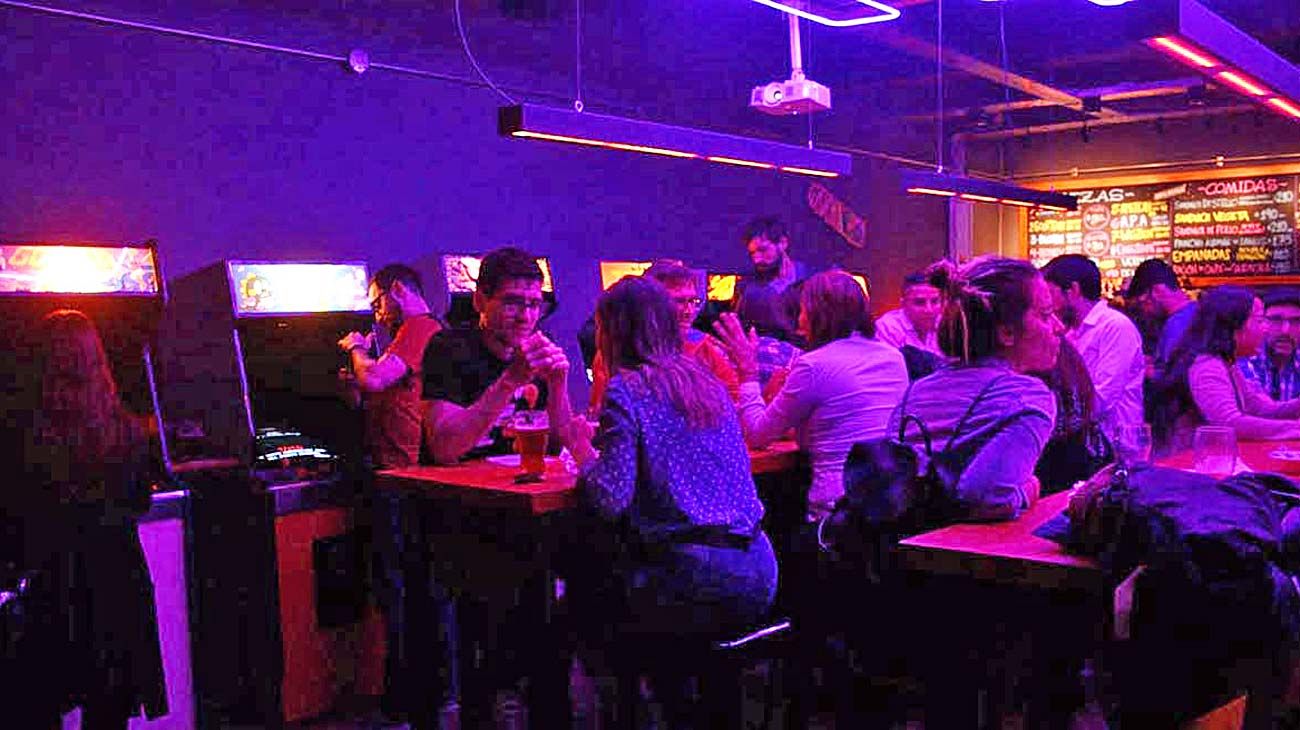 Los ‘barcades’ combinan máquinas de videojuegos de los 80 con cerveza artesanal