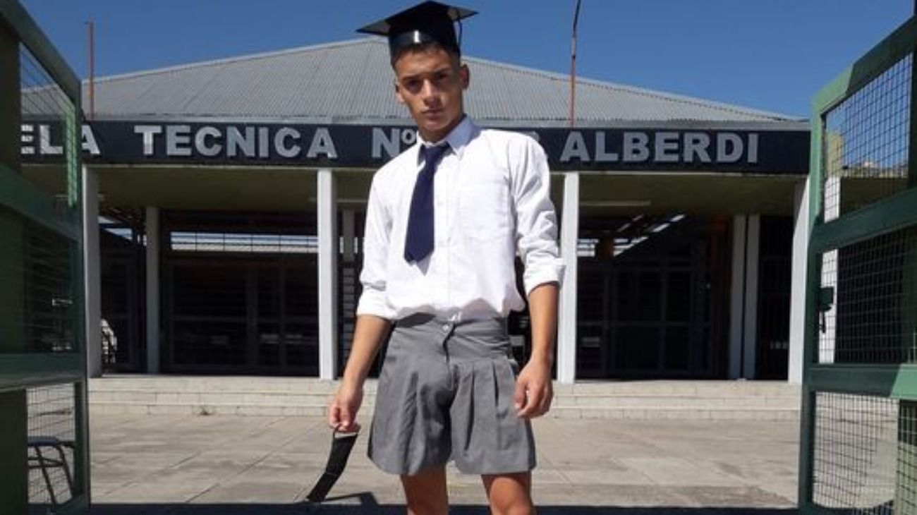 "Pollerazo" en Tucumán en apoyo al joven que fue al acto de colación en pollera