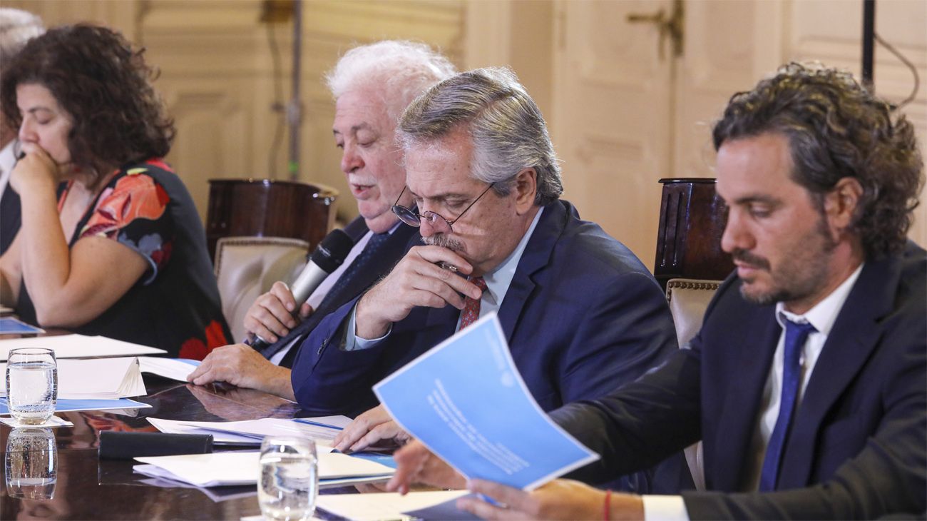 "Estamos evaluando una cuarentena obligatoria, un corte en todo el país", dijo Alberto Fernandez