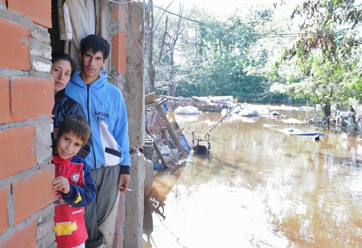 Volvió a crecer el río en Luján: hay más de cien evacuados