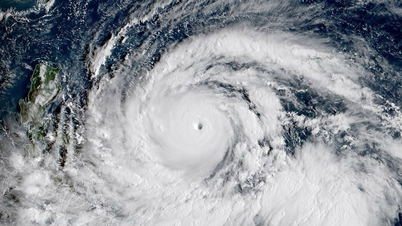 El supertifón Mangkhut dejó decenas de muertos en Filipinas y azota a China