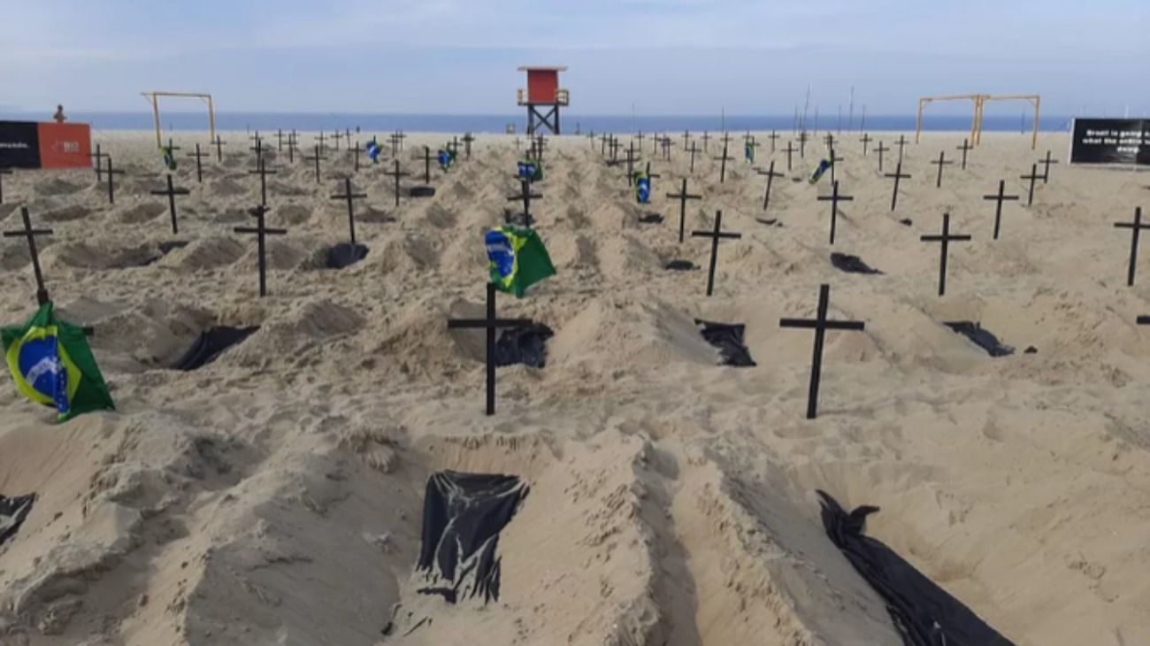 Protesta contra Bolsonaro: cavan tumbas en las playas por las muertes por coronavirus