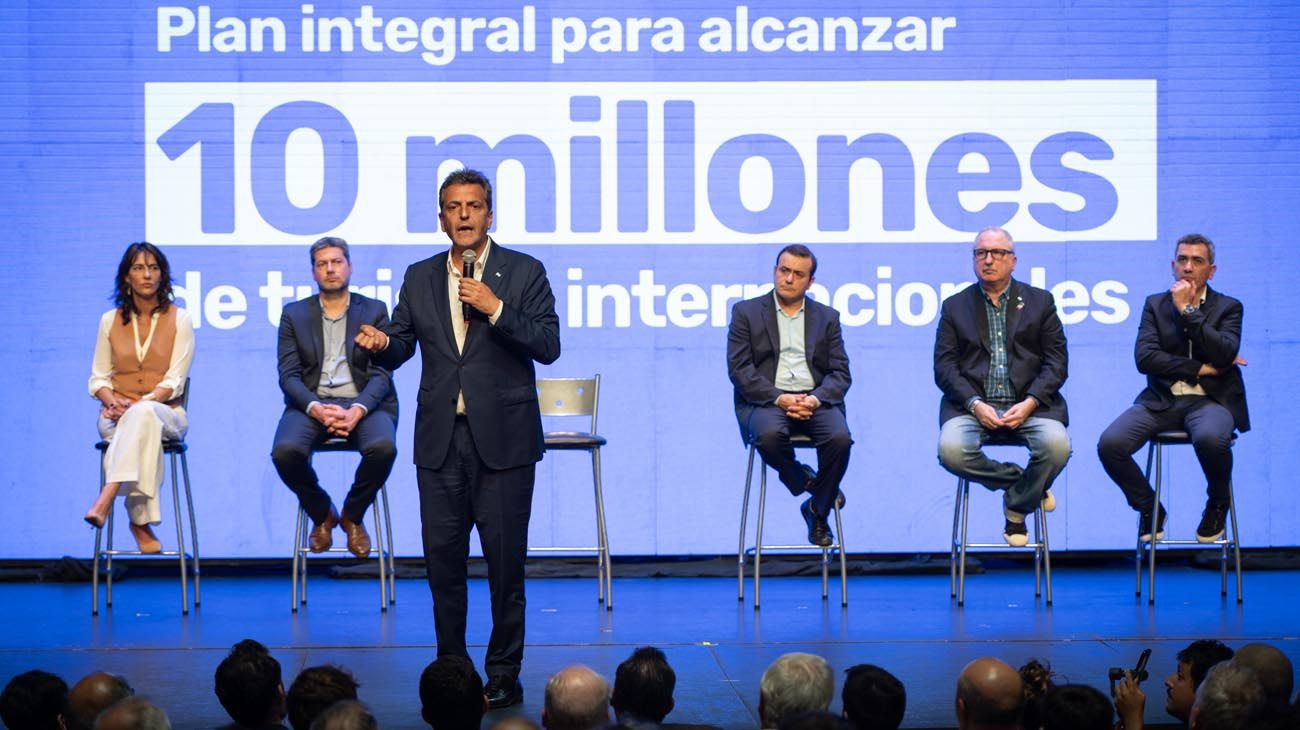 Massa presentó el plan integral de promoción y desarrollo del turismo internacional