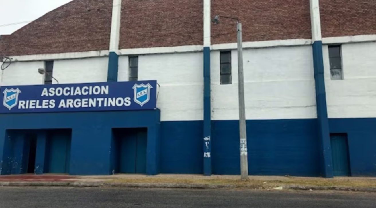 Se descompensó en una cancha de básquet y murió