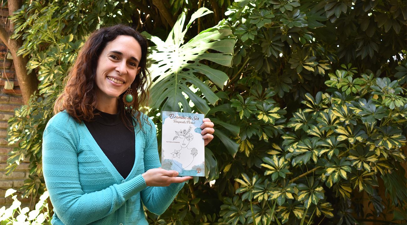 Victoria Fiorenzi presenta su primer libro titulado "El Camino de Ser Terapeuta Floral"