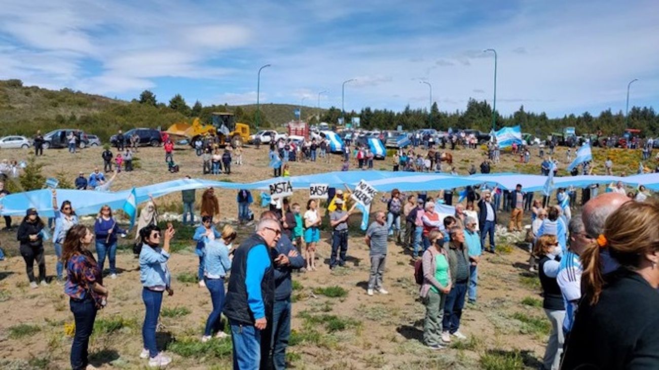 El campo se movilizó en Bariloche y Neuquén contra la toma de tierras de "supuestos mapuches"