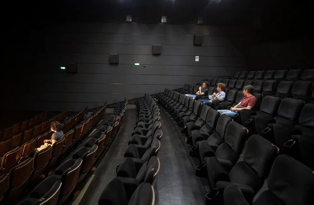 Sorpresa y nostalgia en Corrientes por el cierre definitivo de Los Cines de la Costa en la Costanera