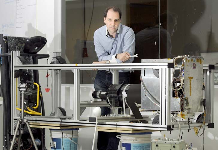 Fue hacker y hoy revoluciona la industria con sus satélites