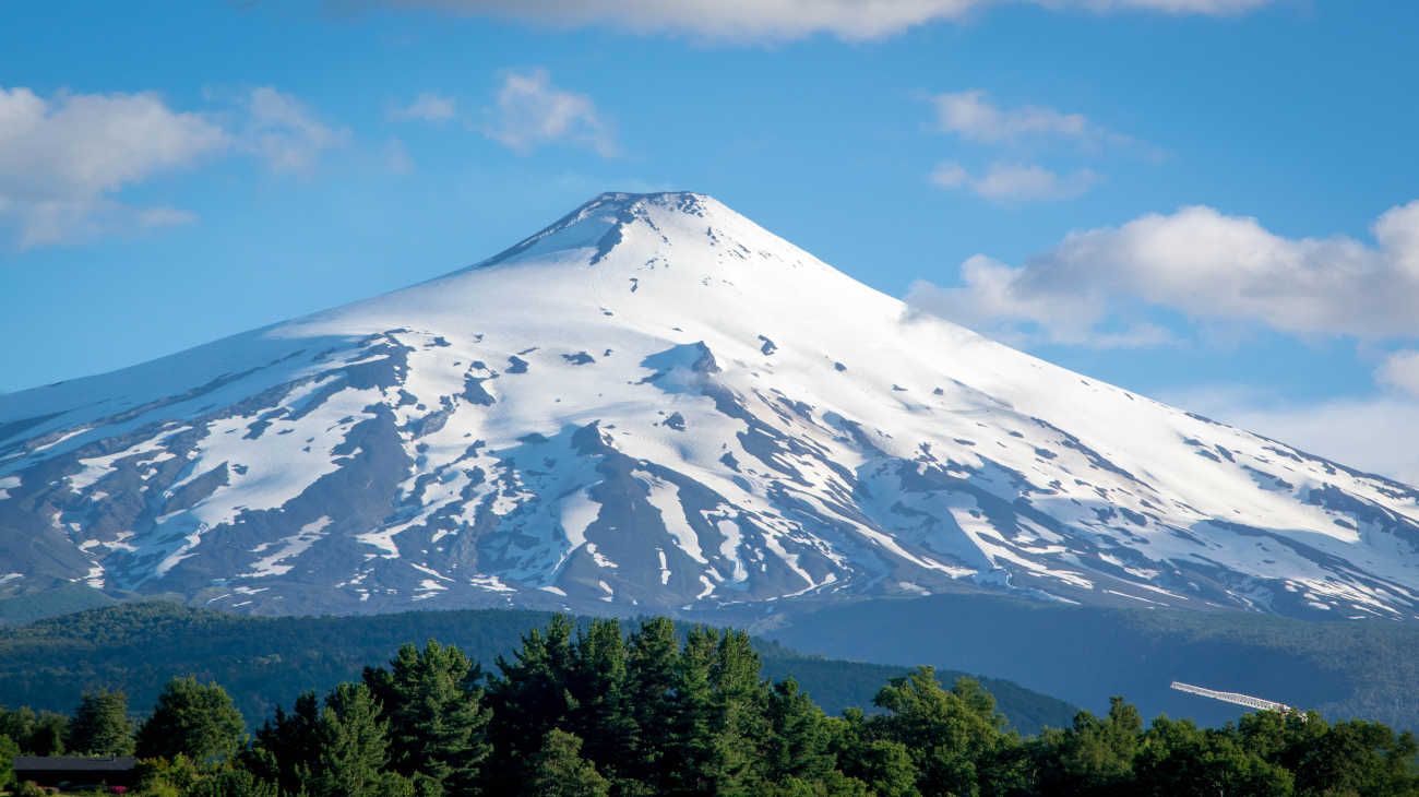 Elevaron a naranja el nivel de alerta del volcán Villarrica, el más riesgoso de Chile