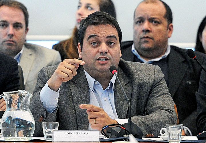Doce sindicalistas se bajan del camión de Moyano y suben al avión de Triaca