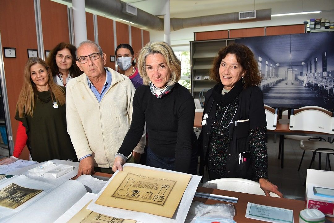 Profesionales de la salud restauran documentos y planos antiguos